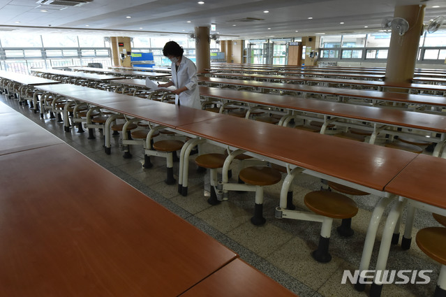 【수원=뉴시스】 김종택 기자 = 급식조리원과 돌봄전담사 등 학교 비정규직 노동자들의 총파업이 시작된 3일 경기도 수원시 영통구 신풍초등학교 급식실이 텅 비어 있다. 2019.07.03. semail3778@naver.com 