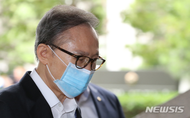 【서울=뉴시스】 전진환 기자 = 폐렴증세로 서울대병원에 입원했던 이명박 전 대통령이 3일 오후 서울 서초구 서울고등법원에서 열리는 다스 비자금 횡령 및 삼성 뇌물 혐의 항소심 공판에 출석하고 있다. 2019.07.03. amin2@newsis.com