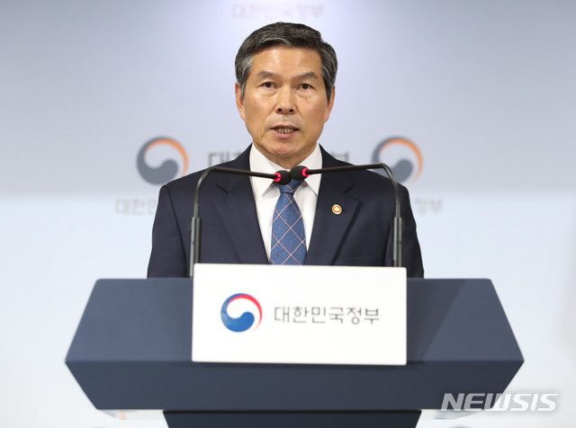 【서울=뉴시스】김진아 기자 = 정경두 국방부 장관이 3일 서울 종로구 정부서울청사에서 북한 소형목선 상황 관련 정부 합동브리핑에 앞서 사과문을 발표하고 있다. 정 장관은 “북한 소형 목선이 삼척항으로 입항하는 과정에서 우리 군이 이를 제대로 포착하여 경계하지 못했고, 또한 국민 여러분들께 이러한 상황을 제대로 설명 드리지 못한 것에 대해 국방부 장관으로서 깊은 책임을 통감하며, 사과의 말씀을 드린다”며 고개를 숙였다. 2019.07.03. bluesoda@newsis.com