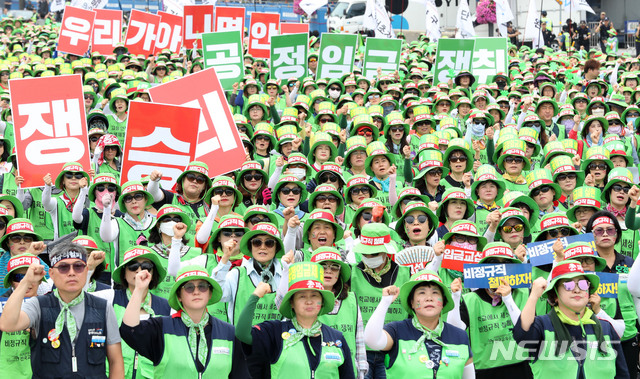 【서울=뉴시스】홍효식 기자 = 3일 오후 서울 종로구 광화문광장에서 열린 비정규직 철폐, 공공임금제 쟁취를 위한 학교비정규직(교육공무직) 총파업 사전대회에서 노조원들이 구호를 외치고 있다. 2019.07.03. yesphoto@newsis.com