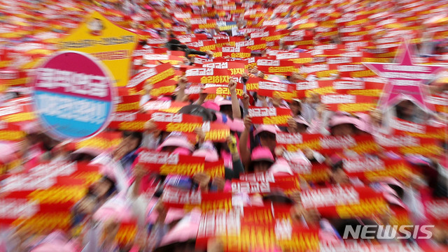 【서울=뉴시스】홍효식 기자 = 3일 오후 서울 종로구 광화문광장에서 열린 비정규직 철폐, 공공임금제 쟁취를 위한 학교비정규직(교육공무직) 총파업 사전대회에서 노조원들이 구호를 외치고 있다. 2019.07.03. yesphoto@newsis.com