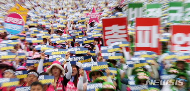 【서울=뉴시스】홍효식 기자 = 3일 오후 서울 종로구 광화문광장에서 열린 비정규직 철폐, 공공임금제 쟁취를 위한 학교비정규직(교육공무직) 총파업 사전대회에서 노조원들이 구호를 외치고 있다. 2019.07.03. yesphoto@newsis.com