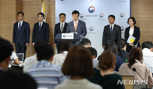 【서울=뉴시스】김진아 기자 = 최병환 국무조정실 국무1차장이 3일 서울 종로구 정부서울청사에서 북한 소형목선 상황 관련 정부 합동브리핑을 하고 있다. 2019.07.03. bluesoda@newsis.com