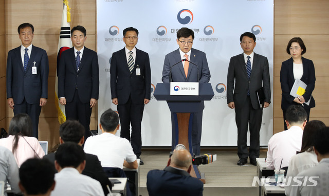 【서울=뉴시스】김진아 기자 = 최병환 국무조정실 국무1차장이 3일 서울 종로구 정부서울청사에서 북한 소형목선 상황 관련 정부 합동브리핑을 하고 있다. 2019.07.03. bluesoda@newsis.com