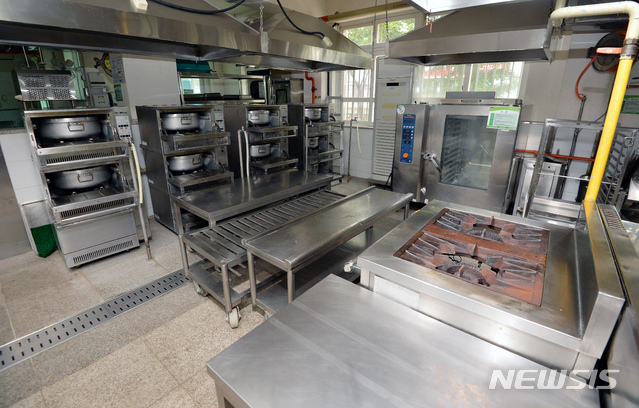 【대구=뉴시스】우종록 기자 = 전국 학교비정규직노조 총파업으로 급식이 중단된 3일 오후 대구 수성구 신매동 욱수초등학교 급식실이 불이 꺼져 있고 텅 비어 있다. 2019.07.03.wjr@newsis.com