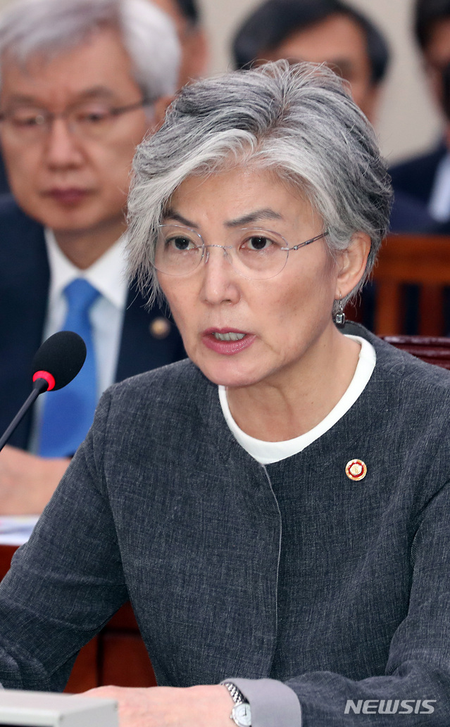 【서울=뉴시스】이종철 기자 = 3일 서울 여의도 국회에서 열린 외교통일위원회 제3차 전체회의에 출석한 강경화 외교부 장관이 남·북·미 정상 회동과 일본의 통상 보복 조치와 관련한 의원들의 질문에 답변하고 있다. 2019.07.03. jc4321@newsis.com