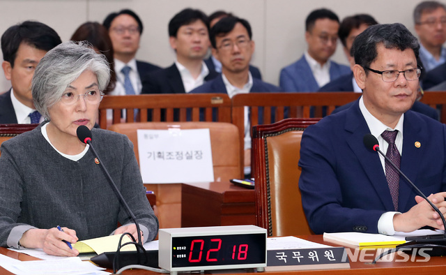 【서울=뉴시스】이종철 기자 = 3일 서울 여의도 국회에서 열린 외교통일위원회 제3차 전체회의에 출석한 강경화 외교부 장관이 남·북·미 정상 회동과 일본의 통상 보복 조치와 관련한 의원들의 질문에 답변하고 있다. 옆은 김연철 통일부 장관. 2019.07.03. jc4321@newsis.com