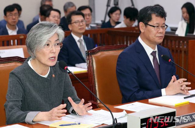 【서울=뉴시스】이종철 기자 = 3일 서울 여의도 국회에서 열린 외교통일위원회 제3차 전체회의에 출석한 강경화 외교부 장관이 남·북·미 정상 회동과 일본의 통상 보복 조치와 관련한 의원들의 질문에 답변하고 있다. 옆은 김연철 통일부 장관. 2019.07.03. jc4321@newsis.com