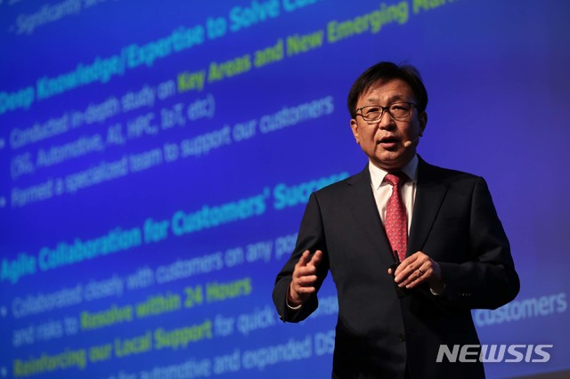 【서울=뉴시스】삼성전자 파운드리사업부 정은승 사장이 3일 서울 강남구 그랜드 인터컨티넨탈 파르나스 호텔에서 열린 '삼성파운드리 포럼 2019 코리아' 행사에 참석해 기조연설을 하고 있다. 2019.07.03. (사진=삼성전자 제공) photo@newsis.com