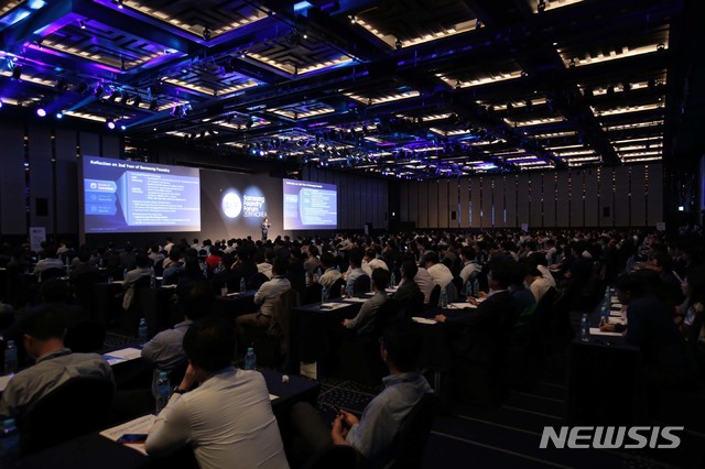 【서울=뉴시스】삼성전자가 3일 서울 강남구 그랜드 인터컨티넨탈 파르나스 호텔에서 '삼성파운드리 포럼 2019 코리아' 행사를 열고 고객과 파트너들에게 다양한 파운드리 솔루션을 선보였다. 2019.07.03. (사진=삼성전자 제공) photo@newsis.com