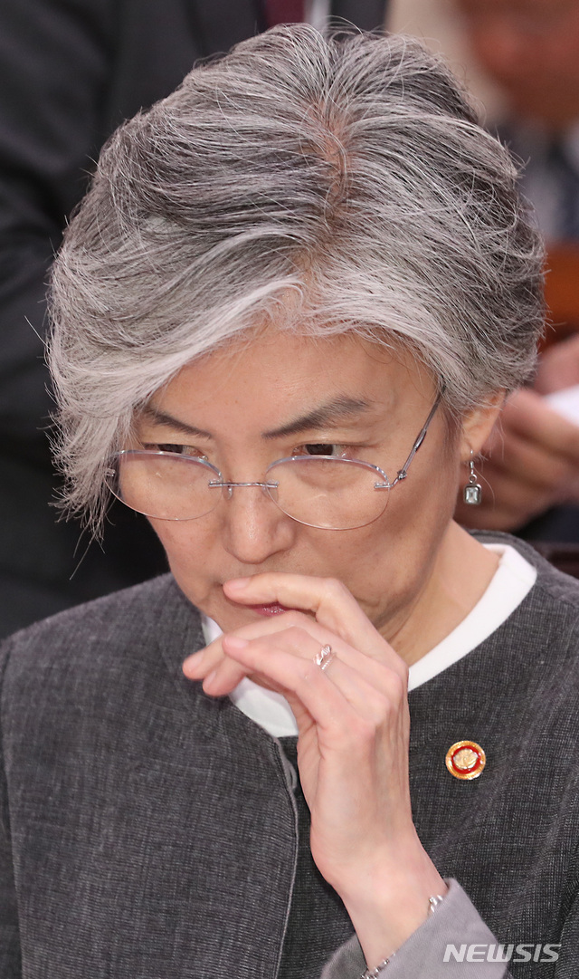 【서울=뉴시스】이종철 기자 = 3일 서울 여의도 국회에서 열린 외교통일위원회 제3차 전체회의에 출석한 강경화 외교부 장관이 남·북·미 정상 회동과 일본의 통상 보복 조치와 관련한 의원들의 질문에 곤혹스러워 하고 있다. 2019.07.03. jc4321@newsis.com