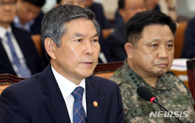 【서울=뉴시스】 박영태 기자 = 3일 오후 서울 여의도 국회에서 열린 국회 국방위원회 전체회의에서 정경두 국방부 장관이 의원 질의에 답변하고 있다. 오른쪽은 박한기 합참의장. 2019.07.03. since1999@newsis.com
