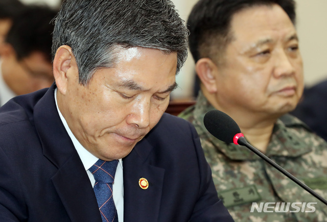 【서울=뉴시스】 박영태 기자 = 3일 오후 서울 여의도 국회에서 열린 국회 국방위원회 전체회의에서 정경두 국방부 장관이 의원 질의를 들으며 생각에 잠겨 있다. 오른쪽은 박한기 합참의장. 2019.07.03.since1999@newsis.com