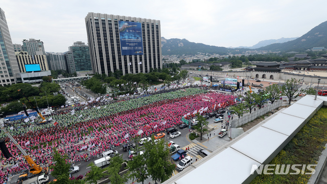 【서울=뉴시스】 이윤청 기자 = 민주노총 공공부문 비정규직 조합원들이 3일 서울 종로구 광화문광장에서 열린 '비정규직 없는 세상 문을 열자, 공공부문 비정규노동자 총파업 비정규직 철폐 전국노동자대회'에서 비정규직 차별 해소 및 처우 개선 등을 촉구하고 있다. 2019.07.03. radiohead@newsis.com