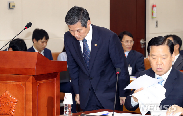 【서울=뉴시스】 박영태 기자 = 3일 오후 서울 여의도 국회에서 열린 국회 국방위원회 전체회의에서 정경두 국방부 장관이 업무보고 전 인사를 하고 있다. 2019.07.03.since1999@newsis.com