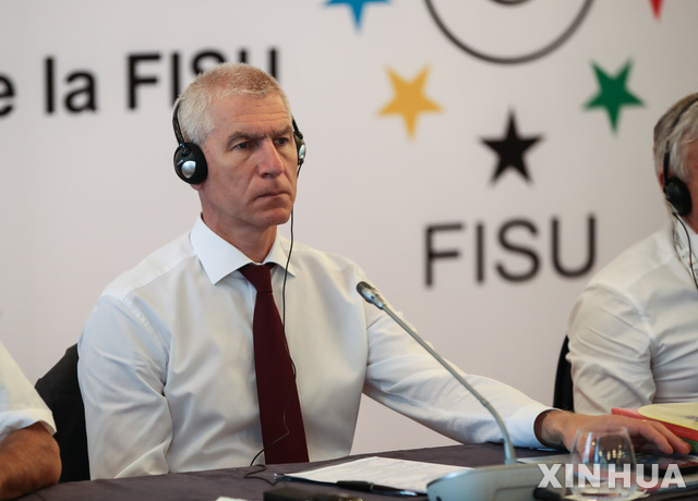 【나폴리= 신화/뉴시스】올레그 마티신 국제대학스포츠연맹(FISU) 회장이 대회 개막전 최종점검 회의에서 보고를 듣고 있다.&nbsp; 