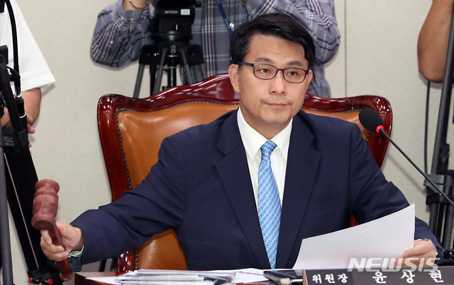 【서울=뉴시스】이종철 기자 = 3일 서울 여의도 국회에서 열린 외교통일위원회 제3차 전체회의에서 윤상현 위원장이 의사봉을 두드리고 있다. 2019.07.03. jc4321@newsis.com