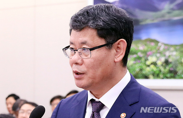 【서울=뉴시스】이종철 기자 = 3일 서울 여의도 국회에서 열린 외교통일위원회 제3차 전체회의에 출석한 김연철 통일부 장관이 현안 보고를 하고 있다. 2019.07.03. jc4321@newsis.com
