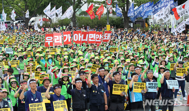 【서울=뉴시스】김선웅 기자 = 학교비정규직노조, 교육공무직본부 등 민주노총 공공부문 비정규직 노동자들이 3일 오후 서울 종로구 광화문광장에서 총파업 집회를 열고 비정규직 철폐, 차별해소 및 처우개선 등을 촉구하고 있다. 2019.07.03. mangusta@newsis.com