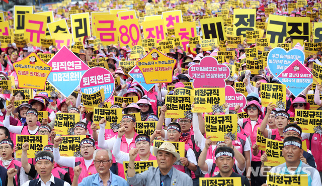 【서울=뉴시스】김선웅 기자 = 학교비정규직노조, 교육공무직본부 등 민주노총 공공부문 비정규직 노동자들이 3일 오후 서울 종로구 광화문광장에서 총파업 집회를 열고 비정규직 철폐, 차별해소 및 처우개선 등을 촉구하고 있다. 2019.07.03. mangusta@newsis.com
