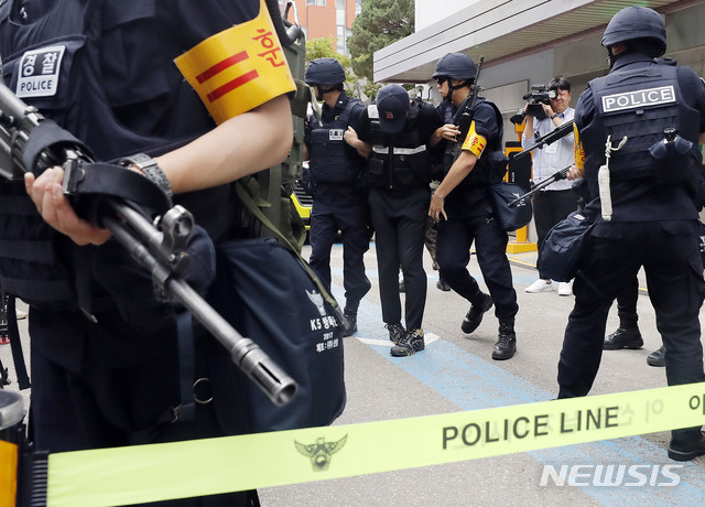 【서울=뉴시스】최동준 기자 = 과학기술정보통신부, KT, 국정원, 소방서, 경찰서 등 유관기간이 3일 서울 종로구 KT혜화지사에서 테러로 인한 통신 재난 상황 대비 서비스 긴급복구훈련을 실시하고 있다. 2019.07.03. photocdj@newsis.com