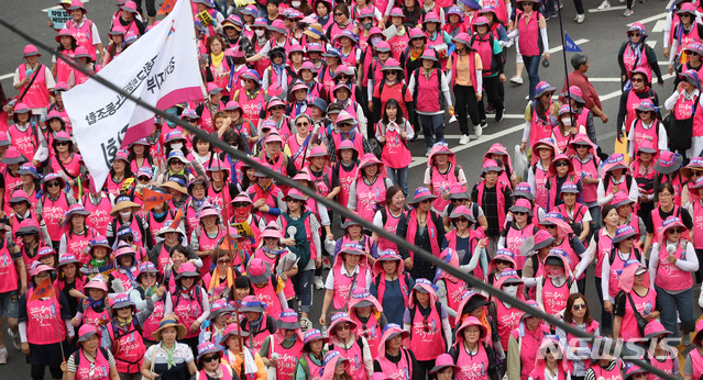 【서울=뉴시스】김선웅 기자 = 학교비정규직노조, 교육공무직본부 등 민주노총 공공부문 비정규직 노동자들이 3일 오후 서울 종로구 광화문광장에서 열린 총파업 집회를 마친 후 청와대 방향으로 행진하고 있다. 2019.07.03. mangusta@newsis.com