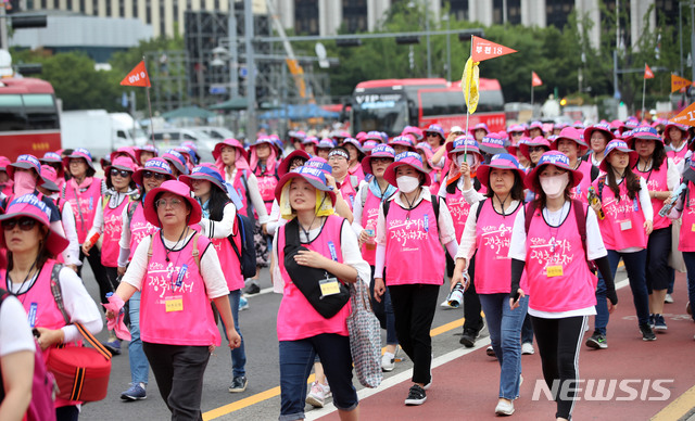 【서울=뉴시스】김진아 기자 = 지난 3일 오후 서울 종로구 광화문광장에서 열린 7.3 민주노총 공공부문 비정규직노동자 총파업 '비정규직 철폐 전국노동자대회'를 마친 참가자들이 효자동 방향으로 행진하고 있다. 2019.07.03. bluesoda@newsis.com