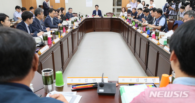 【세종=뉴시스】강종민 기자 = 업종별 최저임금 차등적용 부결에 반발해 회의 참석을 거부해온 최저임금위원회 사용자 위원들이 3일 오후 정부세종청사에서 열린 제8차 전원회의에 참석, 회의가 열리고 있다. 2019.07.03. ppkjm@newsis.com