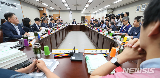 【세종=뉴시스】강종민 기자 = 업종별 최저임금 차등적용 부결에 반발해 회의 참석을 거부해온 최저임금위원회 사용자 위원들이 3일 오후 정부세종청사에서 열린 제8차 전원회의에 참석, 회의가 열리고 있다. 2019.07.03.&nbsp; ppkjm@newsis.com