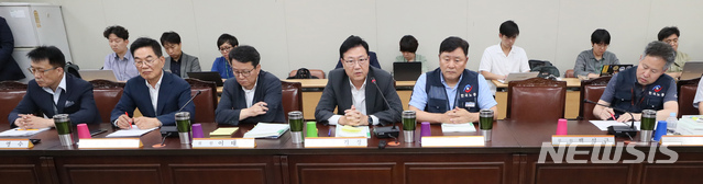 【세종=뉴시스】강종민 기자 = 업종별 최저임금 차등적용 부결에 반발해 회의 참석을 거부해온 최저임금위원회 사용자 위원들이 3일 오후 정부세종청사에서 열린 제8차 전원회의에 참석, 회의가 열리고 있다. 2019.07.03.&nbsp; ppkjm@newsis.com