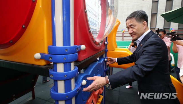 【서울=뉴시스】 고범준 기자 = 박능후 보건복지부 장관이 3일 오후 보육지원체계 개편 시범사업에 참여하고 있는 서울 동작구 한 어린이집에서 열린 보육지원체계 개편 간담회에 앞서 어린이집을 둘러보고 있다. 2019.07.03. bjko@newsis.com