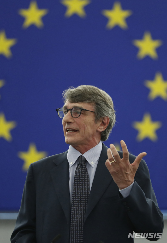 이탈리아의 데이비드-마리아 사솔리 의원이 3일 유럽의회 새 의장으로 뽑힌 뒤 인사하고 있다&nbsp; AP