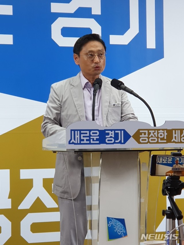 【수원=뉴시스】 박다예 기자 = 오후석 경기도 경제실장은 4일 오전 10시30분 도청 브리핑룸에서 기자회견을 열고 일본 정부의 반도체 수출 규제에 맞서는 대응책을 발표하고 있다. 2019.07.04 pdyes@naver.com