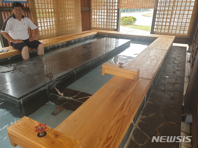 【예산=뉴시스】충남 예산군 덕산온천 무료 족욕장의 새롭게 단장된 모습.