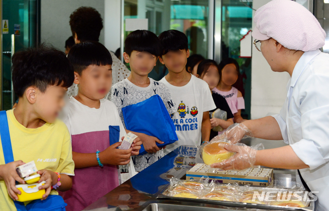 【청주=뉴시스】 인진연 기자 = 전국학교 비정규직연대회의(학비연대) 총파업 이틀째인 4일, 충북 청주의 한 초등학교에서 대체 급식으로 이틀째 빵과 우유를 나눠주자 외면하고 있다. 2019.07.04inphoto@newsis.com
