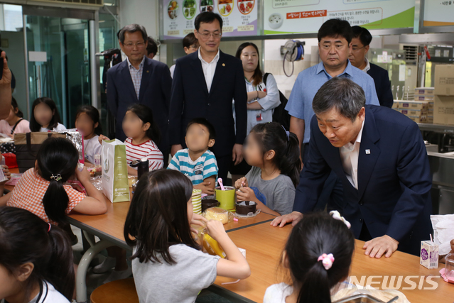 【청주=뉴시스】 인진연 기자 = 전국학교 비정규직연대회의(학비연대) 총파업 이틀째인 4일, 교육부 박백범 차관과 충북도교육청 위기 대응TF 총괄책임자인 홍민식 부교육감이 청주 만수초등학교에서 대체 급식 현황을 점검하고 있다. 2019.07.04inphoto@newsis.com