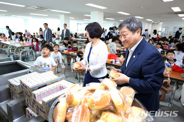 【청주=뉴시스】 인진연 기자 = 전국학교 비정규직연대회의(학비연대) 총파업 이틀째인 4일, 교육부 박백범 차관과 충북도교육청 위기 대응TF 총괄책임자인 홍민식 부교육감이 청주 만수초등학교에서 대체 급식 현황을 점검하고 있다. 2019.07.04inphoto@newsis.com