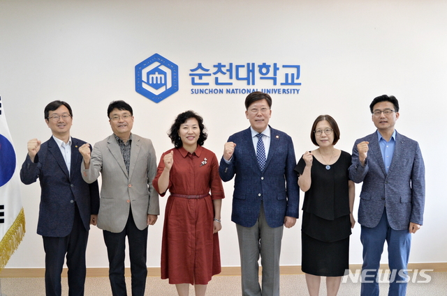 【순천=뉴시스】김석훈 기자 = 순천대학교(총장 고영진)는 4일 주요 보직교수들이 각각 1000만 원 씩 총 5000만 원의 발전기금 기부를 약정했다고 밝혔다. 왼쪽부터 곽준섭 산학협력단장, 정동보 학생처장, 박기영 대학원장, 고영진 총장, 신은주 교무처장, 강형일 기획처장이 약정식 후 파이팅을 외치고 있다. 2019.07.04. (사진=순천대 제공) kim@newsis.com