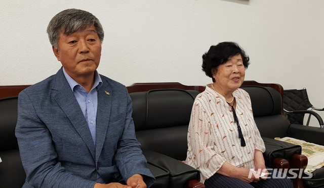 【창원=뉴시스】홍정명 기자= 4일 오후 경남도교육청 기자실에서 경남 창원에 있는 사립유치원인 보람유치원 이정숙(오른쪽) 설립자가 송승환 창원교육장이 배석한 가운데 유치원 무상 기부채납 결정과 관련해 설명하고 있다.2019.07.04. hjm@newsis.com