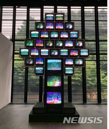 【서울=뉴시스】백남준 <사과나무> 1995410×280×110cm, 33대의 TV 모니터, 3 채널 비디오 / 대림문화재단 소장