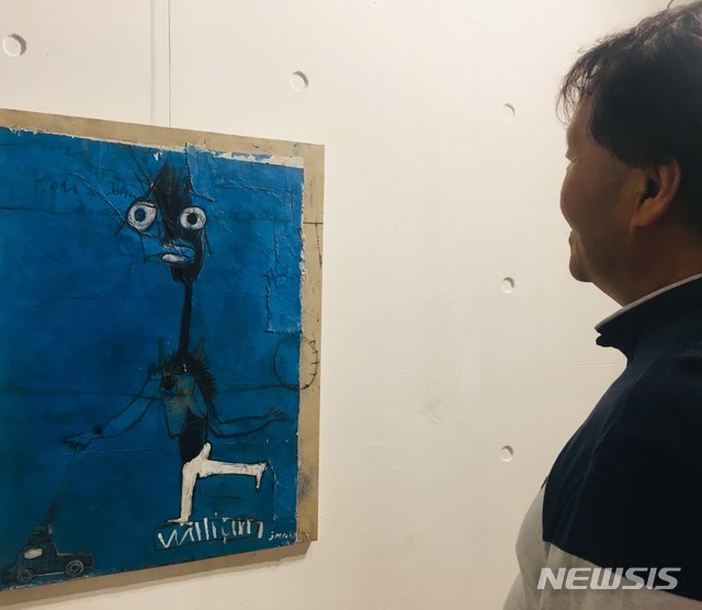 【서울=뉴시스】박현주 기자=서울 인사동 관광협회 갤러리 KTA에서 10일부터 여는 '깔깔깔 ! 아프리카미술 _색깔, 빛깔, 성깔'전에 초대된 아프리카 작가 음파두의 종이에 채색 작품을 한 관람객이 보고 있다.