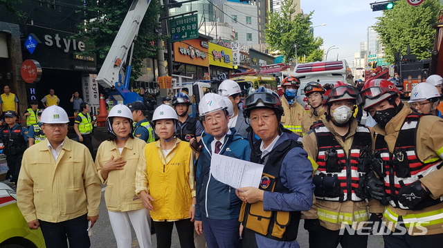 【서울=뉴시스】 서초구 잠원동 신사역 인근 건물 붕괴현장 방문한 박원순 서울시장. 2019.07.04. (사진=서울시 제공)