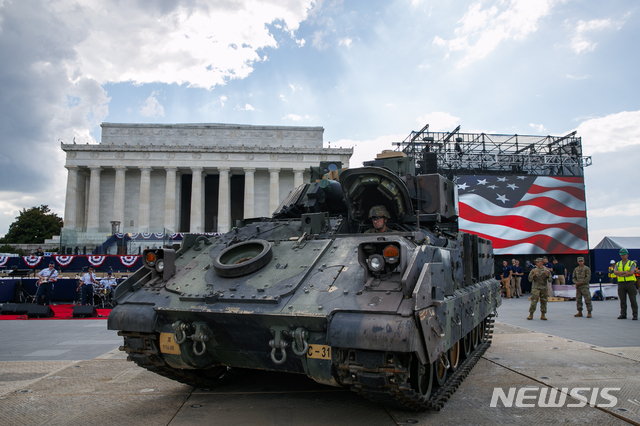 【워싱턴=AP/뉴시스】3일(이하 현지시간) 미 보병 3사단 64기갑연대 제1대대 소속 운전병이 브래들리 전투장갑차량을 운전해 미 워싱턴의 링컨기념관 옆에 배치하고 있다. 4일 워싱턴DC 내셔널 몰의 링컨기념관에서 미국 독립기념일 행사인 대규모 '미국에 대한 경례'(A Salute To America) 행사가 열린다. 2019.07.04.