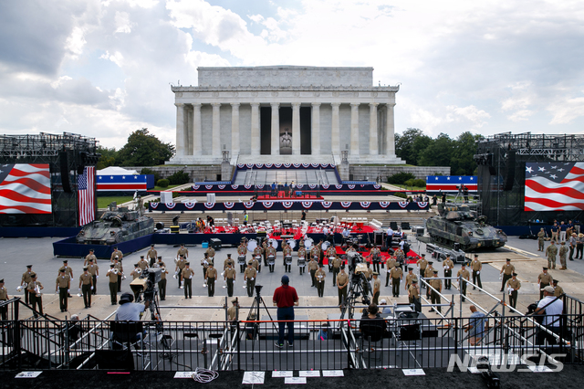 【워싱턴=AP/뉴시스】3일(이하 현지시간) 미 보병 소속 브래들리 전투장갑차 두 대와 미 해군 의장대가 워싱턴DC 링컨기념관 앞에서 독립기념일 행사 연습을 하고 있다. 4일 워싱턴DC 내셔널 몰의 링컨기념관에서 미국 독립기념일 행사인 대규모 '미국에 대한 경례'(A Salute To America) 행사가 열린다. 2019.07.04.