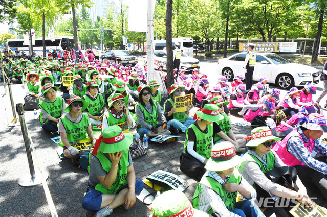 【대전=뉴시스】함형서 기자 = 학교 비정규직 근로자들이 4일 오전 대전 서구 둔산동 대전시교육청 앞에서 '학교비정규직 연대 총파업투쟁 승리 결의대회'를 열고 있다. 2019.07.04.foodwork23@newsis.com