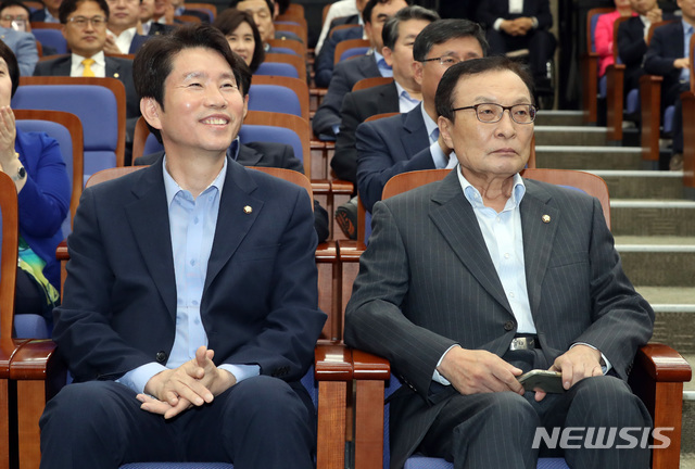 【서울=뉴시스】 박영태 기자 = 4일 오전 서울 여의도 국회에서 열린 더불어민주당 의원총회에서 이해찬 대표와 이인영 원내대표가 나란히 앉아 있다. 2019.07.04.since1999@newsis.com