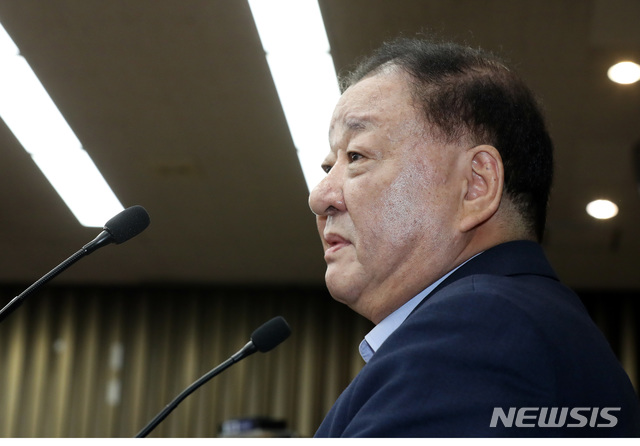 【서울=뉴시스】 박영태 기자 = 4일 오전 서울 여의도 국회에서 열린 더불어민주당 의원총회에서 강창일 의원이 발언하고 있다. 2019.07.04.since1999@newsis.com