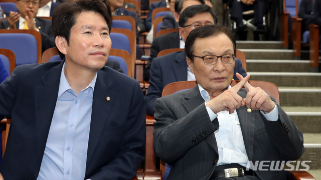 【서울=뉴시스】 박영태 기자 = 4일 오전 서울 여의도 국회에서 열린 더불어민주당 의원총회에서 이해찬 대표가 발언하는 강창일 의원을 향해 그만 하라는 표시를 하고 있다. 2019.07.04.since1999@newsis.com