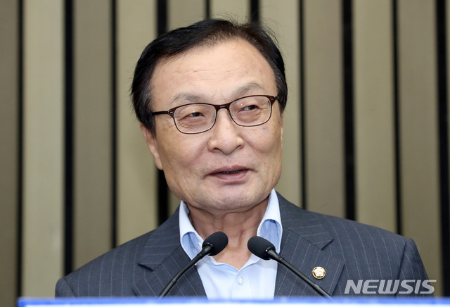 【서울=뉴시스】 박영태 기자 = 4일 오전 서울 여의도 국회에서 열린 더불어민주당 의원총회에서 이해찬 대표가 발언하고 있다. 2019.07.04.since1999@newsis.com