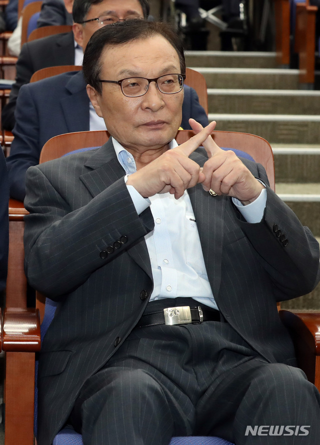 【서울=뉴시스】 박영태 기자 = 4일 오전 서울 여의도 국회에서 열린 더불어민주당 의원총회에서 이해찬 대표가 발언하는 강창일 의원을 향해 그만 하라는 표시를 하고 있다. 2019.07.04.since1999@newsis.com